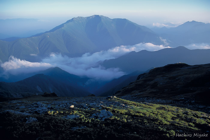 北岳山頂から野呂川と仙丈ヶ岳