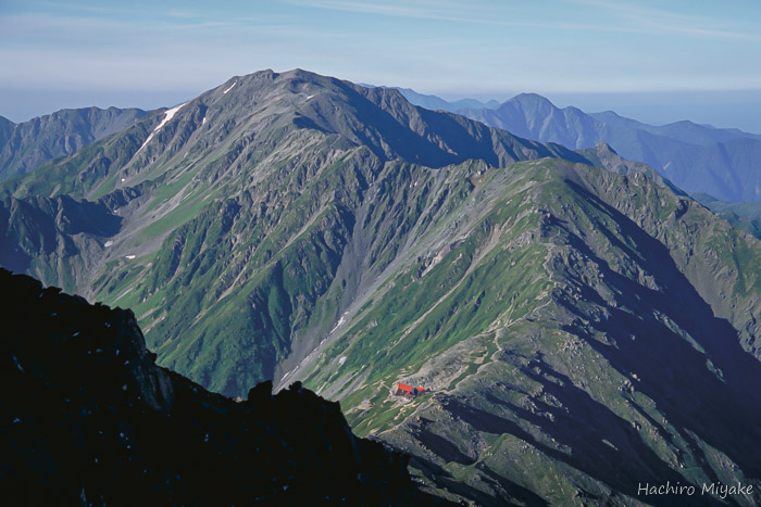 北岳山頂より北岳山荘と間ノ岳（日本で一番長い3000m超え稜線）