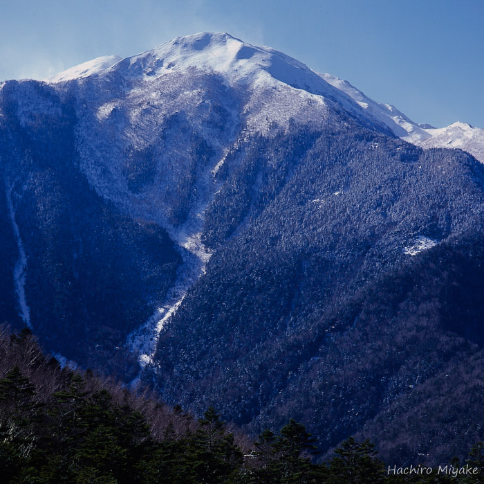 雪煙舞う小仙丈ヶ岳